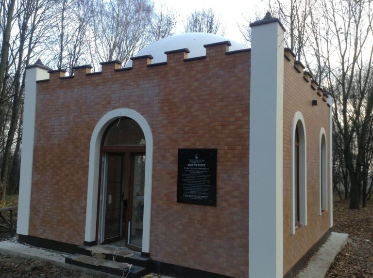 הרב ישראל מאיר גבאי בסיור בשטח בית הכנסת במהלך הבנייה