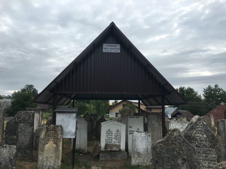 הרב ישראל מאיר גבאי בסיור בשטח בית הכנסת במהלך הבנייה