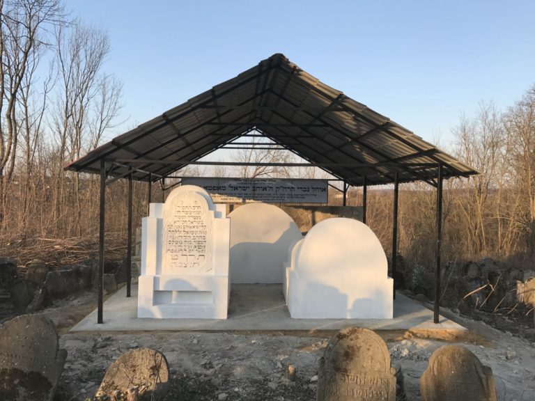 הרב ישראל מאיר גבאי בסיור בשטח בית הכנסת במהלך הבנייה