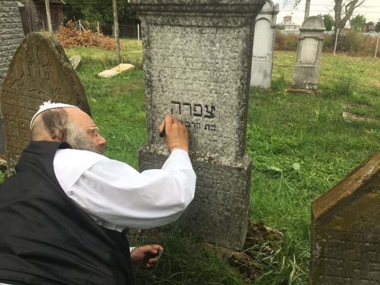 הרב ישראל מאיר גבאי בסיור בשטח בית הכנסת במהלך הבנייה