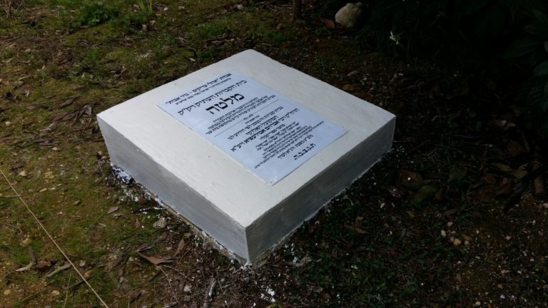 הרב ישראל מאיר גבאי בסיור בשטח בית הכנסת במהלך הבנייה