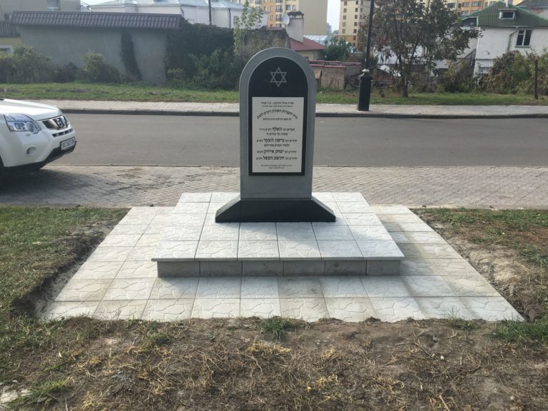 הרב ישראל מאיר גבאי בסיור בשטח בית הכנסת במהלך הבנייה