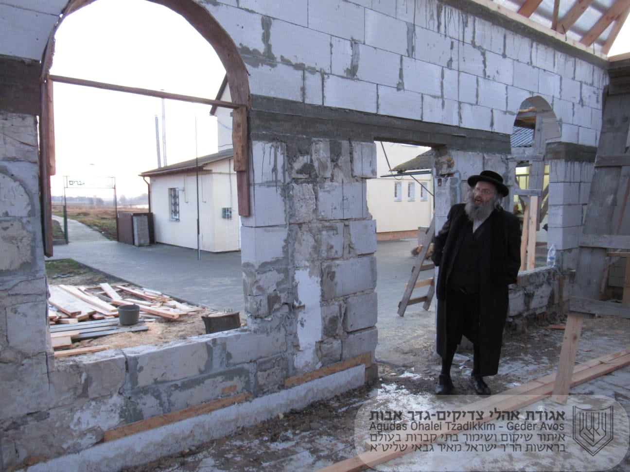 הרב ישראל מאיר גבאי בסיור בשטח בית הכנסת במהלך הבנייה