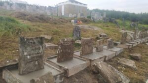 עשרות קברים לאחר הוצאתם מהאדמה והעמדתם על הגבהת בטון