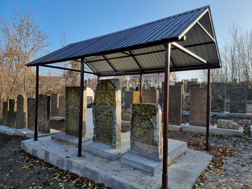 אוהלי הרבנים בבית הקברות בשפיטיווקא (2)