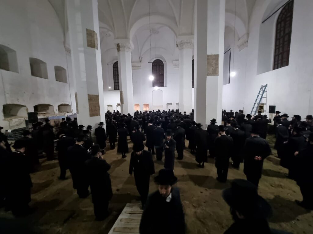 תפילת רבים בבית הכנסת של המהרש''א באוסטרהא - יום א' ג' כסלו תשפ''ב
