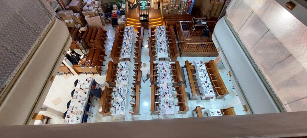  שולחן ליל הסדר ערוך בבית הכנסת הגדול בלבוב - פסח תשפ''ב